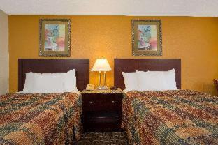 Days Inn By Wyndham Chester Room photo