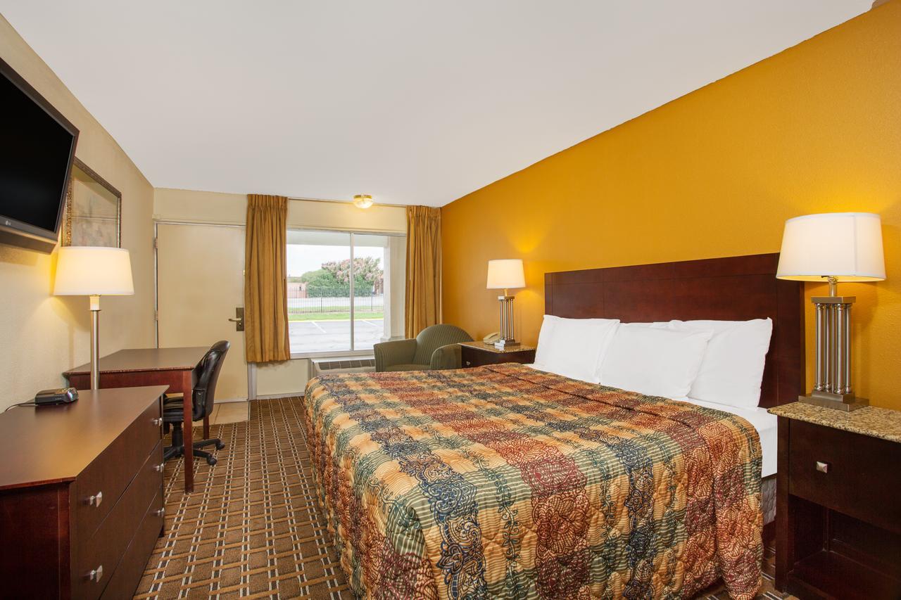 Days Inn By Wyndham Chester Exterior photo