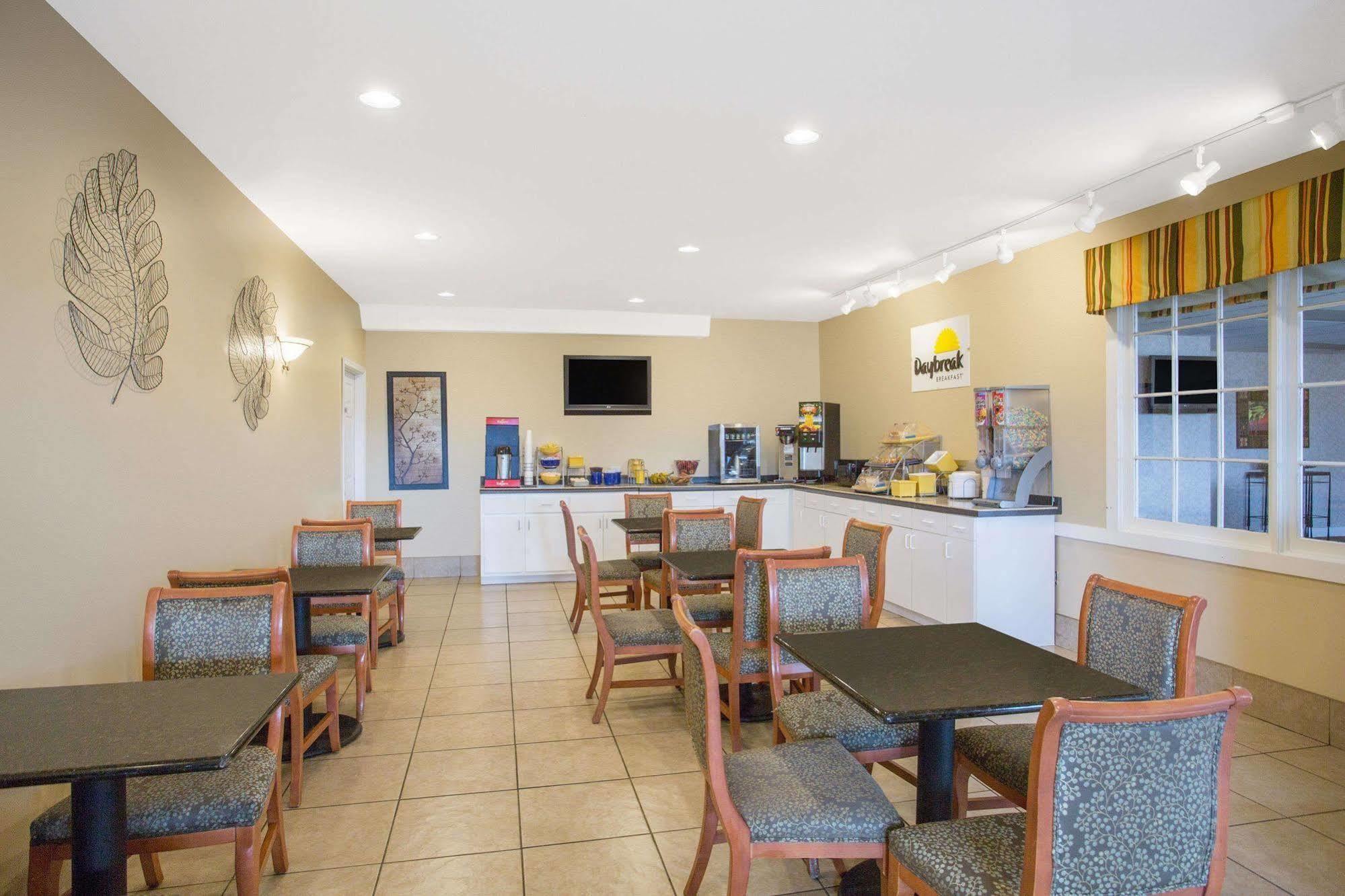 Days Inn By Wyndham Chester Exterior photo